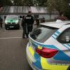 Die Polizei hat am Montagmittag in Offingen zwei Einbrecher festgenommen. Wegen der laufenden Suche nach zwei Männern, die aus der Forensischen Klinik des BKH geflohen waren, waren schnell viele Einsatzkräfte vor Ort. 	 	