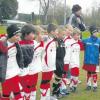Fair Play wird groß geschrieben beim Jugendfußball. Das zeigen hier auch die F2-Junioren des TSV Aindling, die sich zum Abschlussgruß aufstellten. 