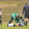 FCG-Masseur Jens Glende kümmerte sich sofort um René Schröders lädierten Oberschenkel. Ob der Kapitän trotzdem ausfällt, ist noch offen. 	