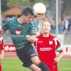 In dieser Szene kam der Schweinfurter Lucas Grundei zu einem Kopfball, der Aindlinger Kapitän Tobias Völker (rechts) konnte nicht mehr eingreifen. Schweinfurt und Aindling teilten sich am Samstag mit einem 2:2 die Punkte.  