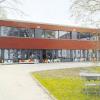 Der Neubau des Tagesheims bietet den Schülern in Wettenhausen auch eine Terrasse – der Förderverein der Schule finanzierte Stühle und Tische. 