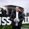 DFB-Keeper Manuel Neuer präsentiert den EM-Ball.