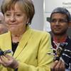 Auf der Hannover Messe informieren sich Kanzlerin Angela Merkel und Indiens Premierminister Narendra Modi (rechts außen), wie die Industrie von morgen arbeitet.