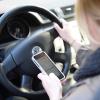 Autofahren und parallel auf dem Handy lesen oder schreiben ist immer häufiger die Ursache für Unfälle im Straßenverkehr. Das trifft vor allem bei jungen Verkehrsteilnehmern zu. 