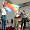 Mitten im Jugendgottesdienst stürmten zwei Frauen mit Regenbogenflagge auf die Bühne und kritisierten die Kirche. 