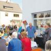 Auktionator Olaf Ude brachte beim Sommerfest der Buchecke Diedorf Bücher und Kunst zugunsten des Gymnasiums unter die Leute. 