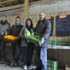 Matthias und Margit Funk mit ihrer Tochter Marieanne Uhl und ihrem Sohn Leonhard Funk (von rechts nach link) in ihrem Stadel auf ihrem Biohof in Oberndorf.