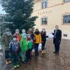 Eine Gruppe Meringer Kinder überreichte an Bürgermeister Florian Mayer eine Unterschriftenliste. Sie setzen sich für eine Spielstraße in der Gabelsbergerstraße ein.