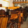 Wie ein Parkhaus aus vergangener Zeit: In Werner Niklas’ Museum reihen sich zahlreiche Kutschen aneinander. Hier beispielsweise Naturholzfahrzeuge wie Jagdwagen, Gaywagen oder Bauernchaisen. 	