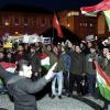 Rund 300 Menschen demonstrierten am Montag auf dem Augsburger Rathausplatz gegen den Einmarsch der türkischen Armee in die nordsyrische Region Afrin.