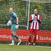 Mit einer Portion Galgenhumor quittieren Torwart Maximilian Uhlig und Danny Obeser (TSV Balzhausen) den ersten Gegentreffer.