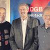 Der DGB Regionsvorsitzende Karl-HeinzKatzki (Mitte) gratuliert den neu gewählten Vorsitzenden des DGB Kreisverbandes, Roland Dörfler (rechts), sowie demStellvertreter Franz Müller. 