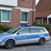 Ein Polizeiauto vor der Polizeistation in Neu Wulmstorf (Niedersachsen). Ein 18-Jähriger steht im Verdacht, ein elfjähriges Mädchen in dem Ort getötet zu haben. 