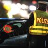 Eine alkoholisierte Frau versucht sich einer Polizeikontrolle in Illertissen zu entziehen, indem sie die Anhaltezeichen der Polizei ignoriert und weiter fährt.