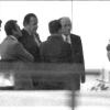Ein Bild, das um die Welt ging: Ein Terrorist spricht auf einem Balkon des Münchner Olympiadorfs mit Bundesinnenminister Hans-Dietrich Genscher (Dritter von links) und dem bayerischen Innenminister Bruno Merk (Zweiter von rechts).   