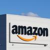 Amazon steht in Frankreich am Pranger. Während Geschäfte nur lebenswichtige Produkte verkaufen dürfen, kann der US-Konzern alles anbieten.