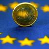 Euro-Münze auf EU-Fahne: Der ständige Rettungsschirm ESM löst den zeitlich begrenzten Rettungsschirm EFSF ab. Foto: Oliver Berg dpa