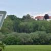 Das Naturschutzgebiet „Leitheimer Altwasser“ – im Hintergrund das Schloss samt Hotel – liegt gleich westlich der Lechmündung an der Donau und grenzt damit an das derzeit ins Auge gefasste mögliche Nationalpark-Gebiet der Donau-Auen an. Dies löst Sorgen im Kaisheimer Gemeinderat aus.