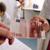 Die Praxisgebühr wird abgeschafft. 
Wohl schon ab Januar 2013  müssen Kassenversicherte nicht mehr zehn Euro im Quartal abgeben, wenn sie zum Arzt gehen. 