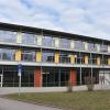 Die Grund- und Mittelschule in Harburg. Hier: Der neuere Teil, auf dem eine PV-Anlage installiert werden soll.