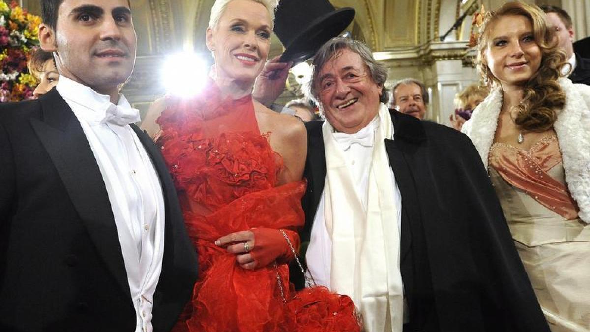 Brigitte Nielsen glänzt mit 1000 Rosen beim Wiener Opernball