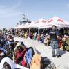 Migranten warten darauf, von der Insel Lampedusa auf das italienische Festland gebracht zu werden. Rund zwei Drittel der Flüchtlinge, die auf der Insel landen, starten von Tunesiens Küste aus. 
