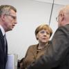 Wie geht es weiter? Innenminister Thomas de Maiziere (L), Kanzlerin Merkel und Volker Kauder im Gespräch.