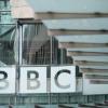 Blick auf das BBC-Gebäude in London: Mit einem Podcast versucht der Sender, dem Street-Art-Künstler Banksy auf die Spur zu kommen.