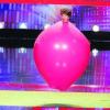 Luftsprünge machte Tobi van Deisner schon vor der Urteilsverkündung der Jury: Beim RTL-"Supertalent" zeigte der 31-jährige Offinger, wie er in einen riesigen Luftballon steigen kann - und überzeugte die Jury. Er kam in die nächste Runde. Foto: rtl.de