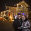 Stefan Kramer und seine Ehefrau Natalie vor ihrem Weihnachtshaus an der Landsberger Straße in Lengenfeld. 