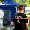 Ein Polizeibeamter sichert nach dem sogenannten "Tiergartenmord" in Berlin den Tatort.