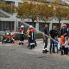 Beim Blaulichttag in Wehringen durften auch Kinder mit dem Löschstrahl zielen. Die Feuerwehr wirbt damit für ihre Jugendgruppe. 	