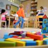 In Augsburg fehlen mehr als 1600 Plätze für die Kinderbetreuung. Das bringt Eltern in Not. 