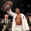 Anthony Joshua feiert nach seinem Sieg über Joseph Parker seinen dritten WM-Titel.