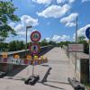 Der Steg in der Friedrichsau über die Donau ist zum Ärger vieler Pendler gesperrt. Die Brücke über die Donau im Neu-Ulmer Stadtteil Offenhausen zeigte bei der Bauwerksprüfung in der vergangenen Woche diverse Schäden, deren Ursachen untersucht werden müssen.