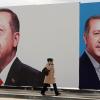 Erdogan-Plakate, die für ein „ja“ beim Referendum werben, prägen das Straßenbild in der Türkei. 	
