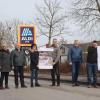 Vor dem Dasinger Aldi protestieren Landwirte aus der Region gegen die Geschäftspolitik des Discounters: (von links) Stephanie Kopold-Keis, stellv. Kreisbäuerin, Reinhard Herb, Kreisobmann, Sabine Asum, Kreisbäuerin, Thomas Graupner Geschäftsführer, Wolfgang Teifelhart, Erich Kerner, Martin Wernberger und August Drexler vom Kreisvorstand.