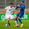 Rani Khedira (links) und der FC Augsburg sind gegen den FC Schalke in letzter Sekunde zu einem Unentschieden gekommen.