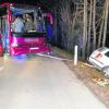 Nach dem Zusammenstoß mit einem Bus prallte ein 20 Jahre alter Autofahrer gegen einen Baum. 	 	