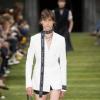 Glaubt man Modeexperten, kommt im Sommer 2018 die kurze Anzughose für den Mann wie sie Dior auf der Berliner Fashion Week gezeigt hat. 