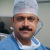 Chefarzt Dr. Suvirajh John kämpft um das Leben der Patienten.