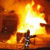 Großeinsatz der Feuerwehr: Am späten Freitagabend brannte auf dem Gelände der Firma Borgers Süd in Ellzee ein Container mit Kunststoffteilen. 