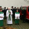 Nach der Einweihung des Fahrzeugs: die Feuerwehrleute mit Kommandant Roman Wiedemann (Fünfter von links), Monsignore Josef Philipp mit Ministranten, Fahrzeugbauer Harald Batari (links) und Bürgermeister Thomas Baumann (rechts). 