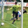 Hiltenfinger Glücksmoment: In der Nachspielzeit trifft Hiltenfingens Patrick Mayer (im schwarzem Trikot) zum 2:2-Endstand. Langerringens Torhüter Thomas Stier ist machtlos.