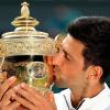 Novak Djokovic küsst bei der Siegerehrung die Trophäe für den Finalgewinner.