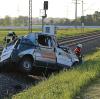 Das Auto hat nur noch Schrottwert, der Fahrer kam nach ersten Erkenntnissen mit mittelschweren Verletzungen davon.