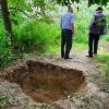 In diesem Loch in einem Gehölz nahe Holzkirchen bei Ehekirchen wurde die Leiche einer 34-jährigen Frau vergraben und Donnerstag gefunden. Nun hat der Fall eine Integrationsdebatte ausgelöst.