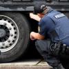 Beamte der Verkehrs-Polizeiinspektion Neu-Ulm prüfen bei Kontrollen auf der A8 immer den Zustand der Reifen, um die Gefahr von Unfällen zu verringern. 