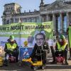 Aktivisten der Jugendorganisation des Bundes für Umwelt und Naturschutz Deutschland (BUND) demonstrierten  vor dem Reichstag gegen den Bundesverkehrswegeplan 2030, der auch den Weg für die Osttangente freimacht.