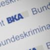 Der Schriftzug des Bundeskriminalamts (BKA) während einer Pressekonferenz in Wiesbaden. 